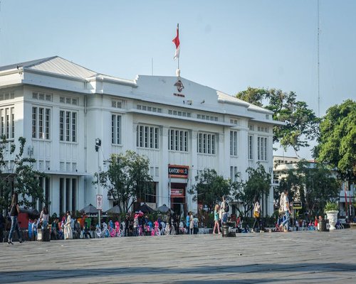 Peregangan ringan di kantor