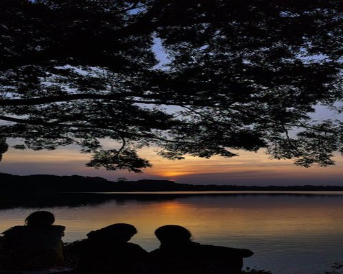 Matahari terbenam dan suasana tenang